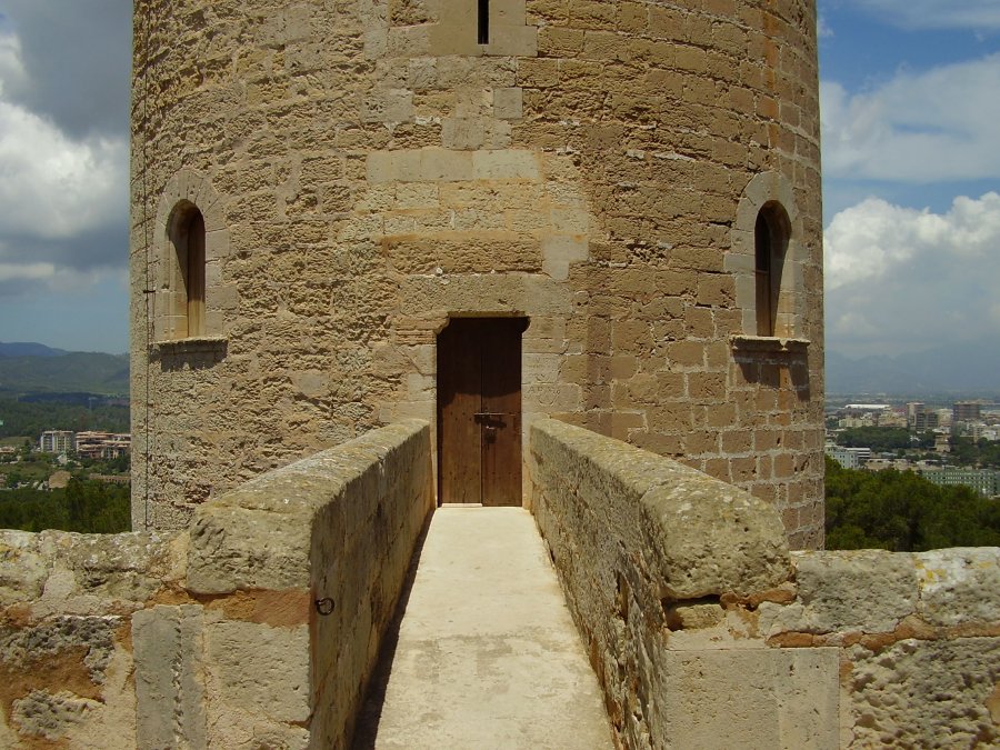 Замок Бельвер, Испания